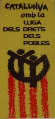 Adhesivo con el lema «Catalunya amb la Lliga dels Drets dels pobles» («Cataluña con la Liga de los Derechos de los pueblos»).