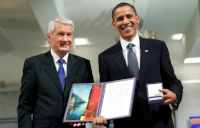 Barack Obama rebent el Premi Nobel de la Pau, concedit pel Parlament de Noruega.
