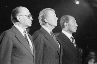 El primer ministre israelita, Menachem Begin, el President dels EUA, Jimmy Carter i el president d'Egipte, Anwar El Sadat, a Camp David, el 17 de setembre de l'any 1978.