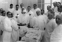 El médico cirujano Doctor Josep Trueta, operando.