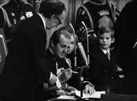 El rei Juan Carlos I signant la Constitució espanyola del 1978.