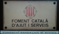 Cartel de la puerta de entrada de la sede del Foment Català d'Ajut i Serveis (Fomento Catalán de Ayuda i Servicios) y de la Fundación Randa - Lluís M. Xirinacs.