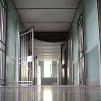 Interior d'una presó buida.