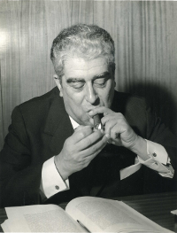 Josep Andreu Abelló encendiendo un cigarro. Fuente: Archivo familiar Narcís Andreu Musté.