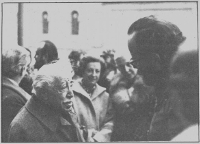 El doctor Batista amb Lluís Maria Xirinacs, en l'època en què aquest reclamava l'amnistia fent guàrdia davant la Model. Fotografia provinent del diari «Avui».
