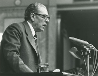 Josep Solé Barberà (1913-1988), parlant en públic.