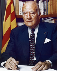 Josep Tarradellas assegut amb la senyera.