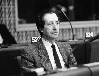 Josep Verde Aldea (1928-2017), sentado.