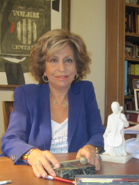 Magda Oranich Solagran, a la taula del seu despatx.