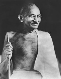 Mahatma Gandhi amb bastó.