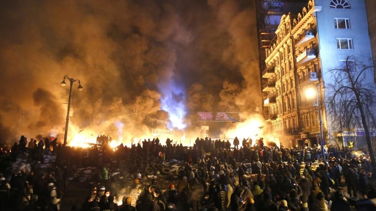 Manifestación en una ciudad con incendio.