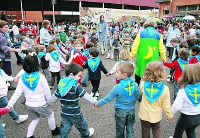 Nenes y nenas del colegio «La Eria» bailan la «Danza prima» asturiana.