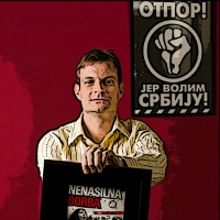 Srdja Popovic amb el símbol d'«Otpor!». Foto: AnarchitexT.