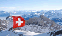 Paisaje de Suiza con bandera. Fuente: Primerempleo.