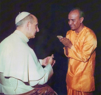 Pau VIè (1897-1978) amb Sri Chinmoy (1931-2007). Per srichinmoy.org - http://www.srichinmoy.org/meetings-pope-paul-vi, CC BY-SA 3.0, https://commons.wikimedia.org/w/index.php?curid=33685884