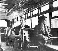 Rosa Parks asseguda en un autobús.