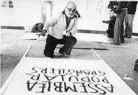 L'activista Salvador Casanova fent una pancarta de l'Assemblea Popular de Granollers, 1978. Autor i fons: Pere Comellas i Aligué. / Arxiu Municipal de Granollers.
