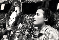 Teresa Pàmies (1919-2012) en la plaza de toros Monumental, el 7 de Marzo de 1937.