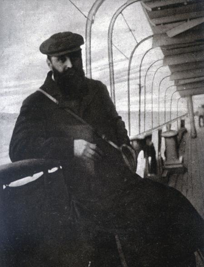 Theodor Herzl en un barco, llegando a las costas de Palestina en 1898. Dominio público.