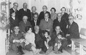 Alguns ex-alumnes de l'Escola de Mestres reunits el 3 de gener de 1967.