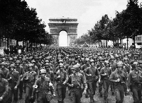 Desfile de soldados estadounidenses durante la celebración de la liberación de París en curso de la Segunda Guerra Mundial.