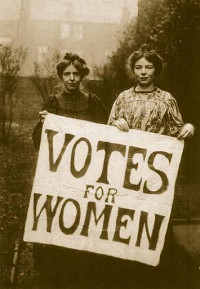 Les sufragistes angleses –Suffragettes– Annie Kenney i Christabel Pankhurst portant un cartell reivindicatiu del sufragi femení. Autor desconegut: http://www.hastingspress.co.uk/history/sufpix.htm, Domini públic, https://commons.wikimedia.org/w/index.php?curid=15154048