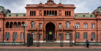 Casa del Govern de l'Argentina davant de la Plaça de Mayo. Photo: GameOfLight, Wikipèdia.