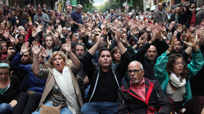 Centenars de persones que van votar l’1 d’octubre van defensar aquell dia el seu col·legi electoral i van reivindicar la resistència pacífica / Foto: Elisabeth Magre.