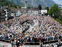 Una asamblea (Landsgemeinde) del cantón suizo de Glarus, en el año 2006. Foto de Adrian Sulc, CC BY-SA 3.0, https://commons.wikimedia.org/w/index.php?curid=2192317