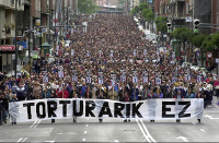 Manifestación contra la tortura en Euskadi encabezada por una pancarta que dice: «Torturarik ez» («Tortura no»).