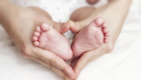 Manos de madre cogiendo pies de bebé. Fuente: Pólemos, Marco Andrei Torres Maldonado.