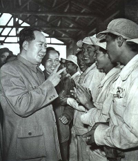 Mao Zedong conversa con unos trabajadores.