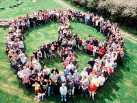 Personas formando el símbolo de la paz. Fuente: Shurya.com.
